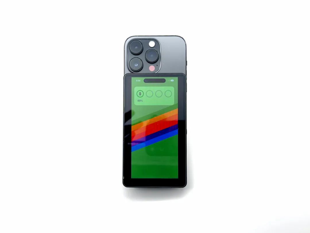 スマホ撮影用モニター『Shimbol CP5 Ultra』をマグネットで iPhone 14 Pro の背面につけた様子。横幅はぴったり。