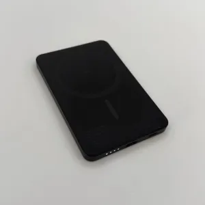 白く光っているのが MATECH MagOn Ultra Blade 5000 のバッテリー残量確認用の LED ライト