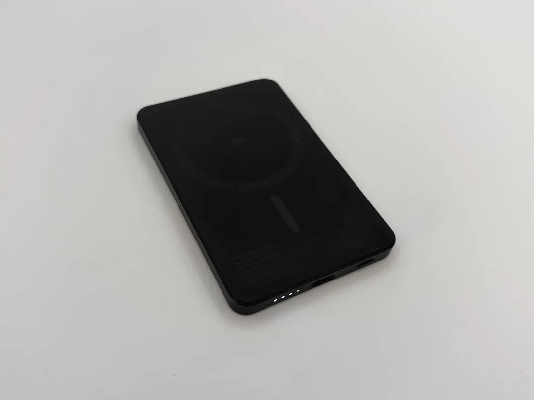 白く光っているのが MATECH MagOn Ultra Blade 5000 のバッテリー残量確認用の LED ライト