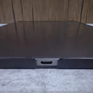 iPad Pro の USB-C の充電口。水気を帯びると端子が錆びる可能性があります。