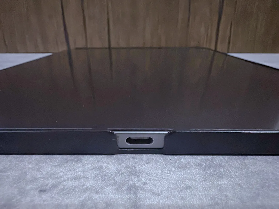 iPad Pro の USB-C の充電口。水気を帯びると端子が錆びる可能性があります。