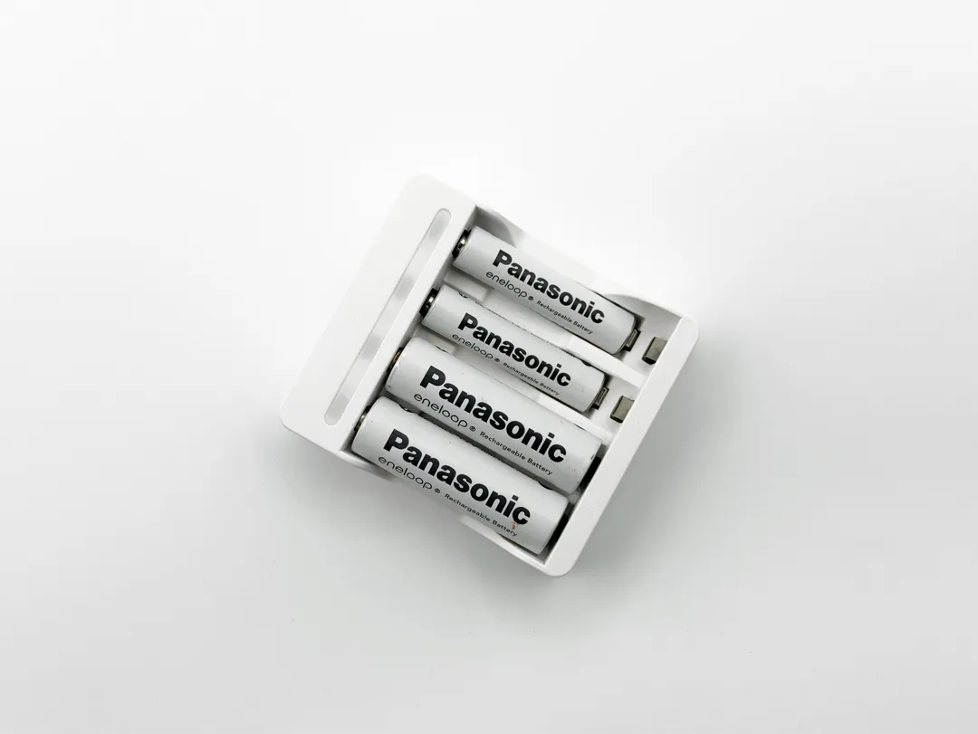 Pool の USB 充電器にエネループをハメた様子