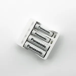 Pool の USB 充電器にエネループをハメた様子