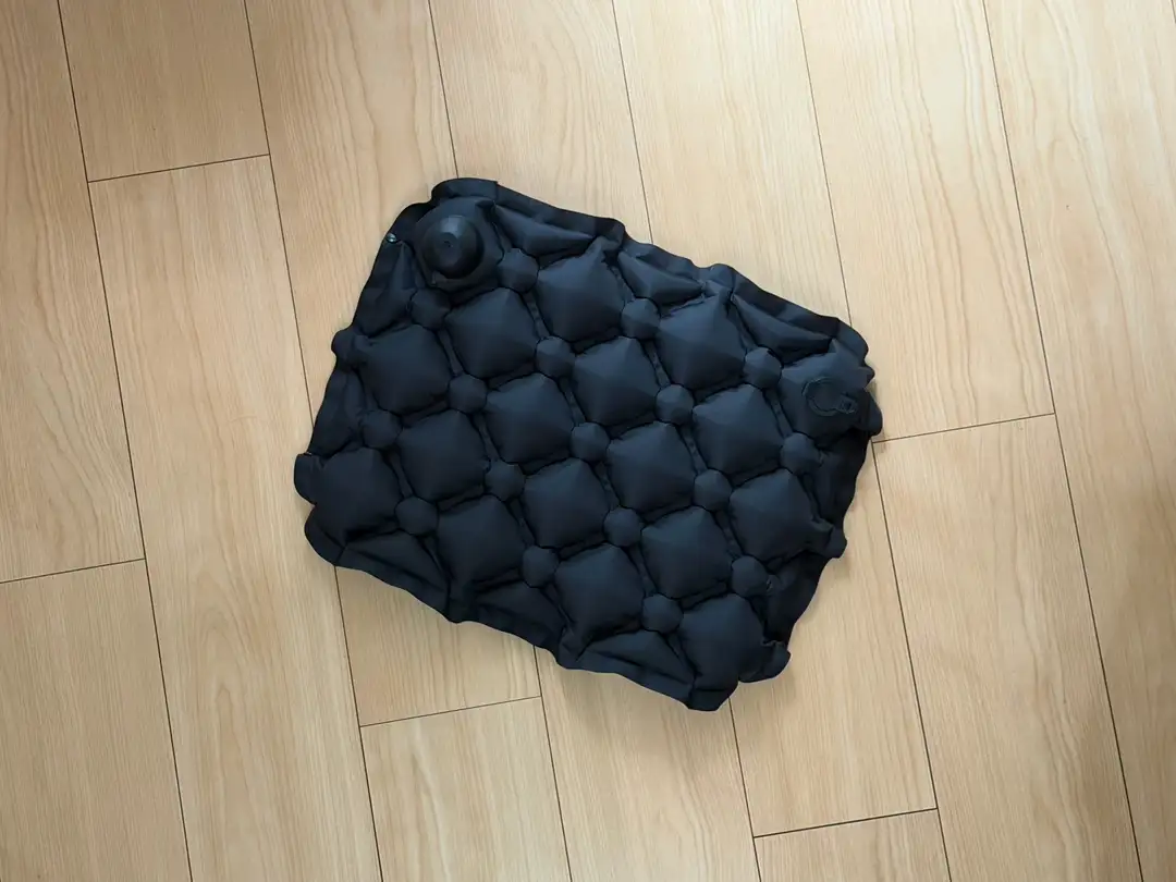 【レビュー】口を使わずに膨らませられるポンプ付き携帯用エアクッションはお出かけのお供に最適