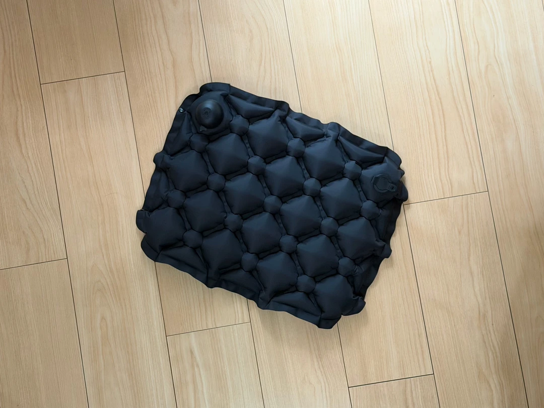【レビュー】口を使わずに膨らませられるポンプ付き携帯用エアクッションはお出かけのお供に最適