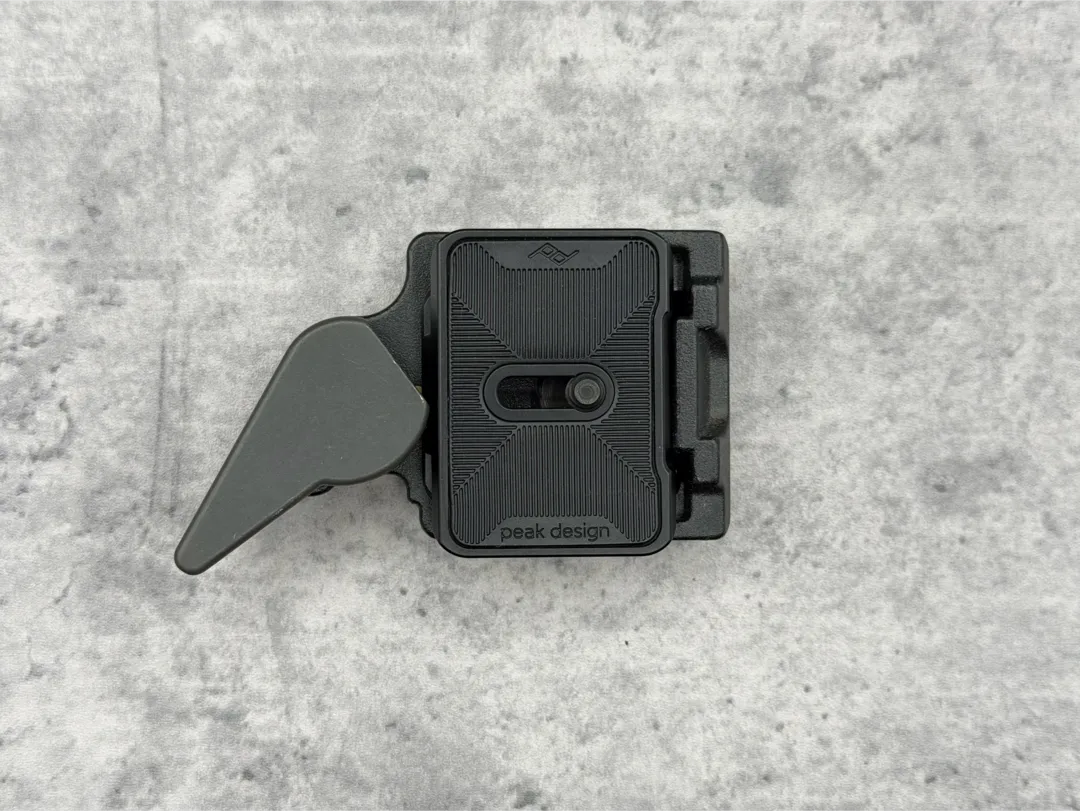 マンフロットの RC2 クイックリリースベースに乗せた様子。しっかりとハマり、固定されます。