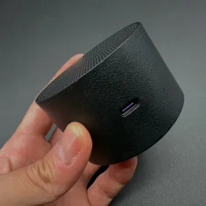 USB-C の充電口。アクセントカラーのパープルが施されている。本体には CIO 製品でよく採用されているシボ加工が施されている。