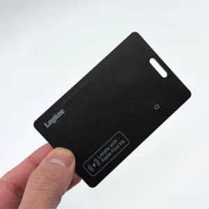 カード約 2 枚分の薄さ。膨らみなどもなし。