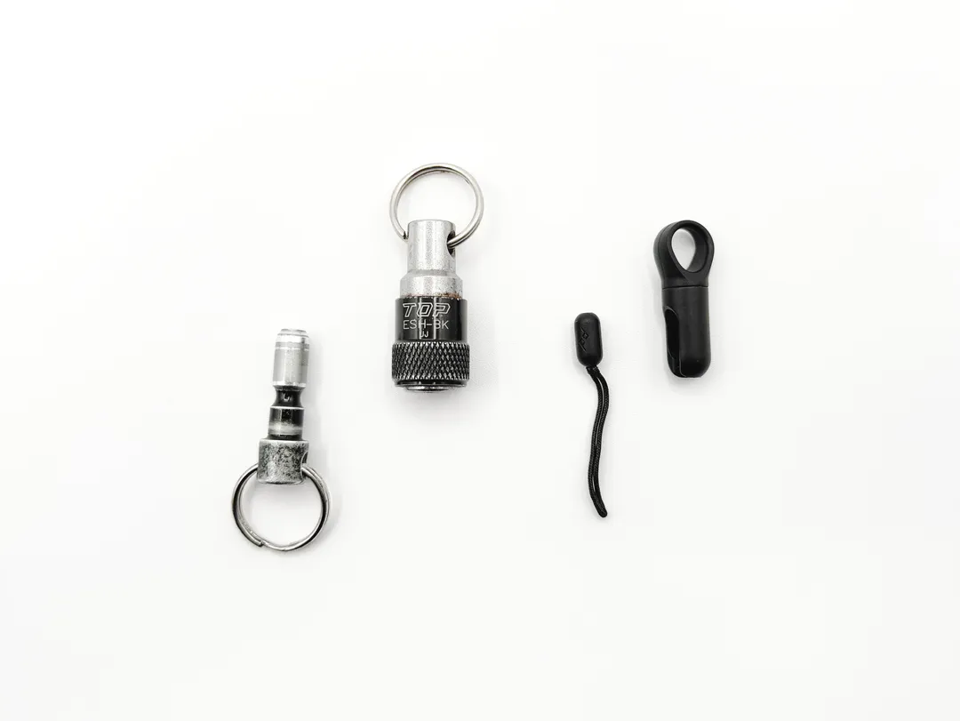 トップ工業のソケットホルダーとの比較。軽さ・小ささともに、Micro Anchor に分がある。