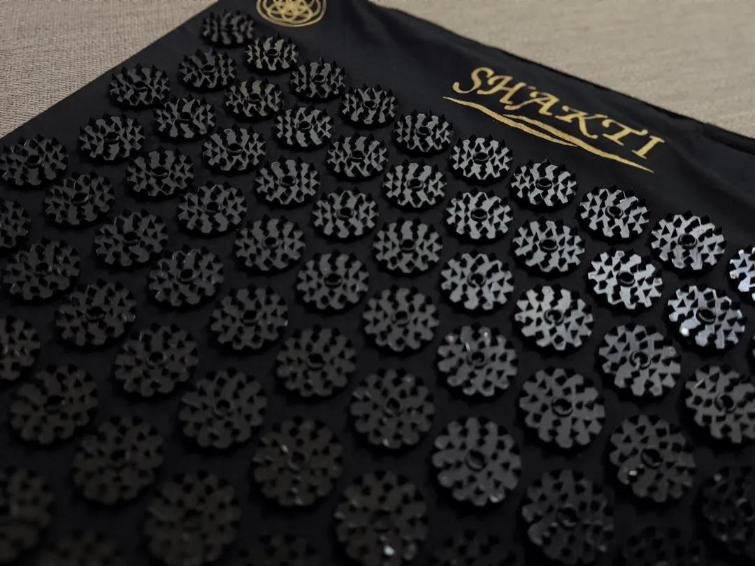 プラスチック製のスパイク（トゲ）がマットに縫い付けられている。スパイクは肌を貫かず、鋭く『押し続ける』感じ。