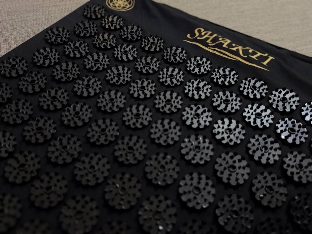 プラスチック製のスパイク(トゲ)がマットに縫い付けられている。スパイクは肌を貫かず、鋭く『押し続ける』感じ。