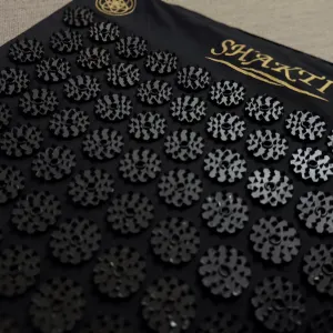 プラスチック製のスパイク（トゲ）がマットに縫い付けられている。スパイクは肌を貫かず、鋭く『押し続ける』感じ。