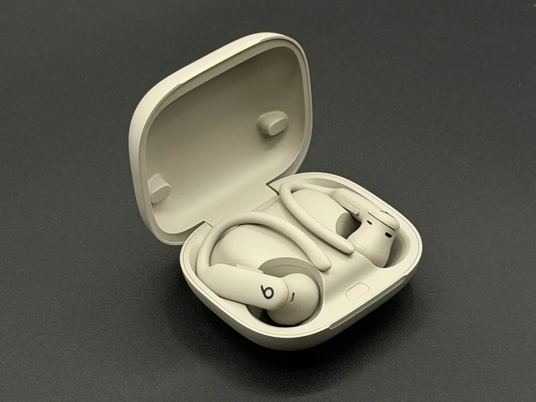 充電ケースに収納された Powerbeats Pro 2。ケースはワイヤレス充電に対応。