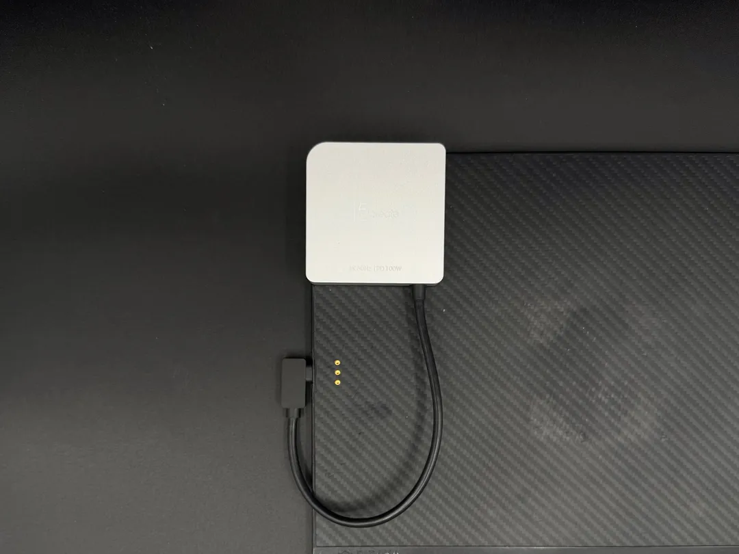 取り付けパッドを使って iPad の角に取り付けることが出来る