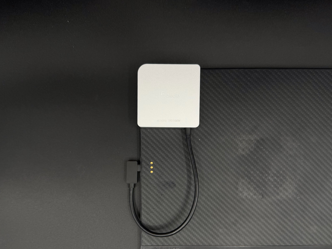 取り付けパッドを使って iPad の角に取り付けることが出来る