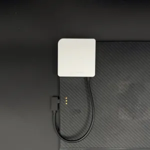 取り付けパッドを使って iPad の角に取り付けることが出来る