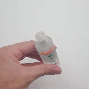 ボトルには綿棒を漬けれるサイズの穴が空いています。