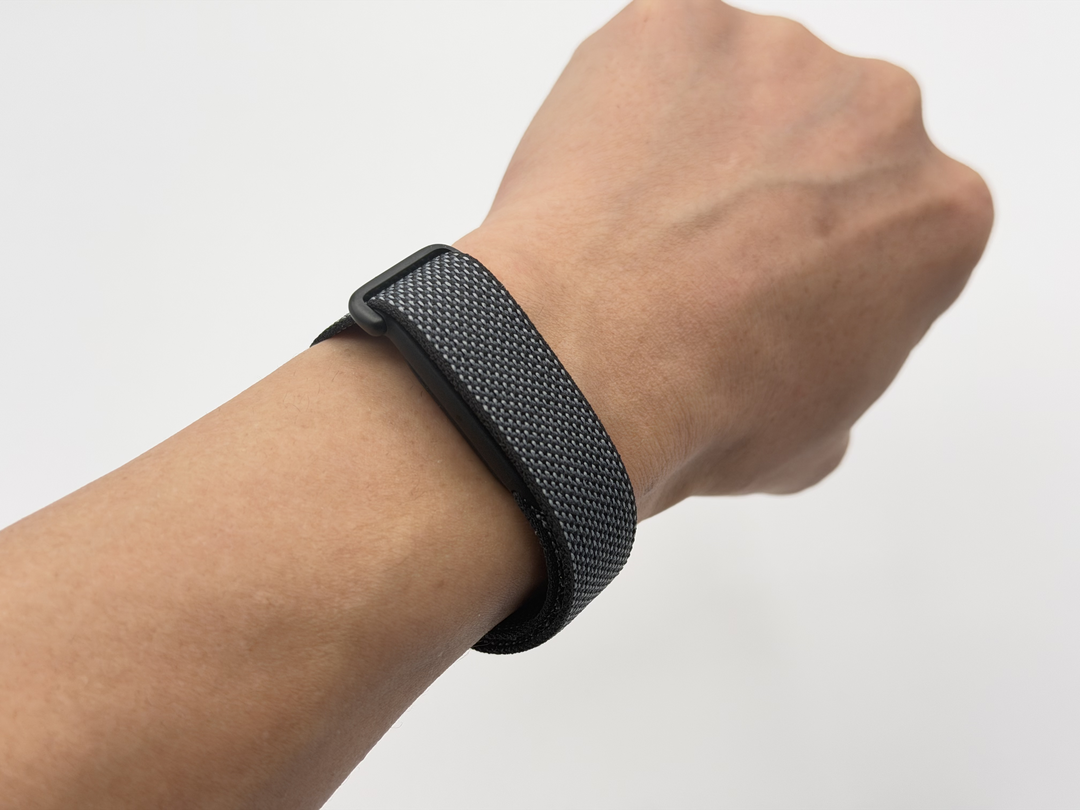 スクリーンレスなフィットネストラッカー『Google Fitbit Air』（カラーは Obsidian）