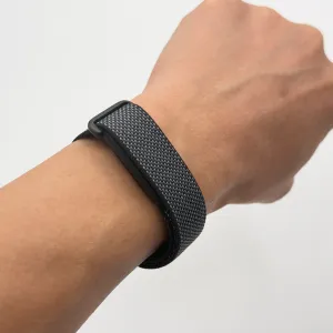 スクリーンレスなフィットネストラッカー『Google Fitbit Air』（カラーは Obsidian）