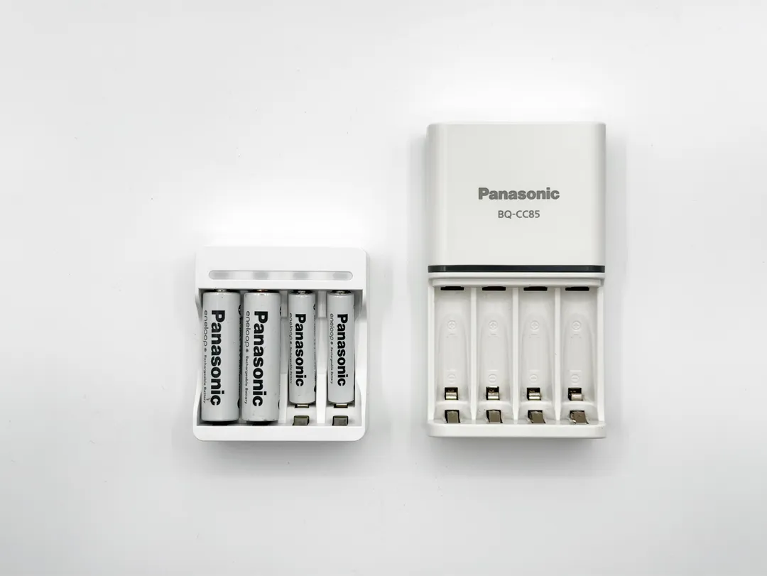 Panasonic の BQ-CC85 との比較。どちらも 4 本タイプだが、Pool の充電器の方がかなりコンパクト。
