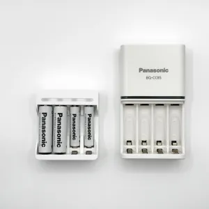 Panasonic の BQ-CC85 との比較。どちらも 4 本タイプだが、Pool の充電器の方がかなりコンパクト。