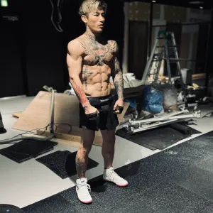同モデルを履いてウェイトトレーニングを行う平本蓮選手 / 画像: ご本人 X アカウントより
