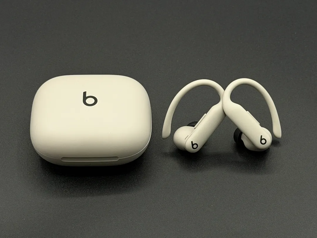 Powerbeats Pro 2 のケースとイヤピース。このピースを耳の裏に引っ掛けるようにして使います。