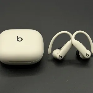 Powerbeats Pro 2 のケースとイヤピース。このピースを耳の裏に引っ掛けるようにして使います。