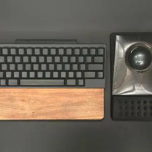 無線キーボードと合わせればデスクスッキリ