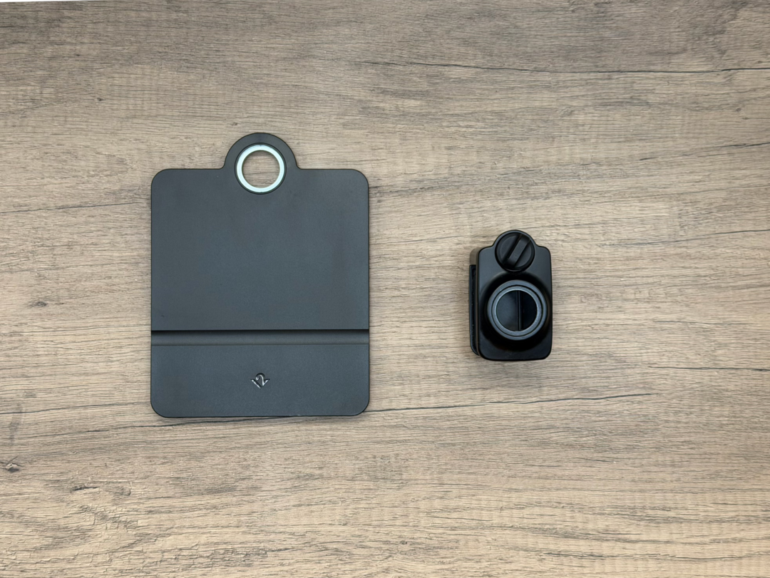 卓上ベースと、クランプベースの 2 種類が付属し、場面に合わせて使用できる