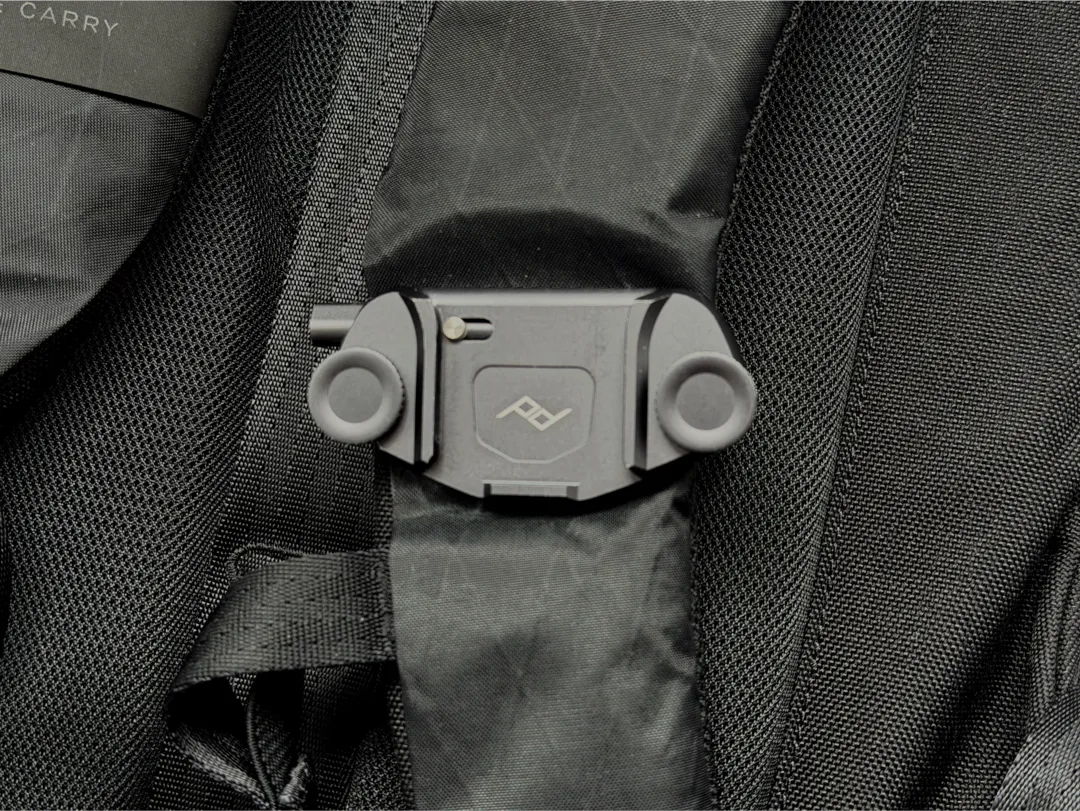 Peak Design Capture が見える状態でも、見た目よし