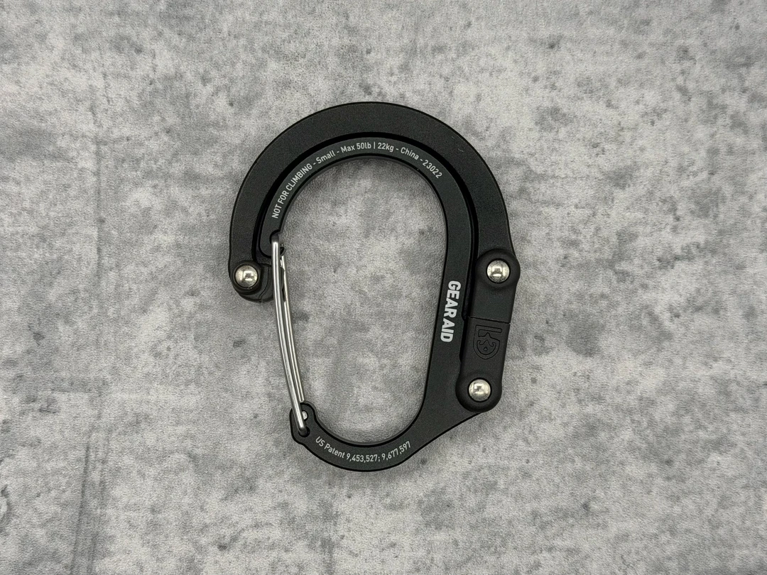 【レビュー】バックパックに常に留めておけるカラビナ型バッグハンガー Heroclip Small はちょっと残念だった