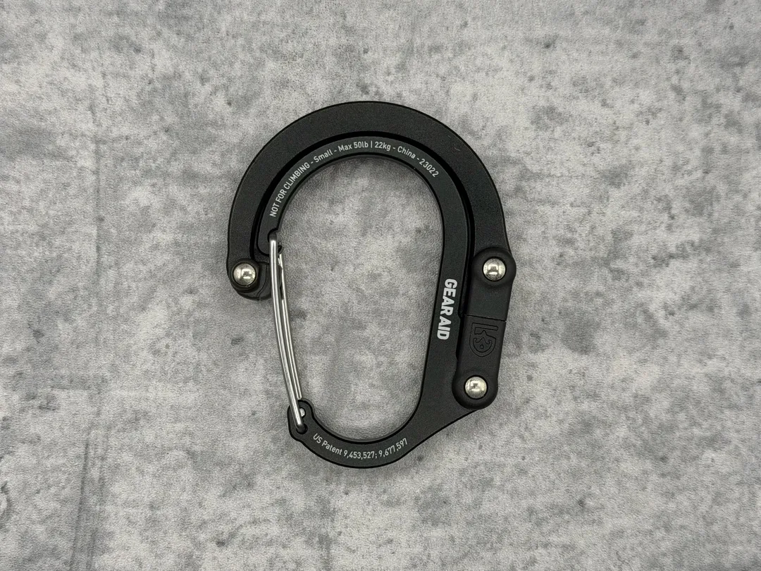 【レビュー】バックパックに常に留めておけるカラビナ型バッグハンガー Heroclip Small はちょっと残念だった
