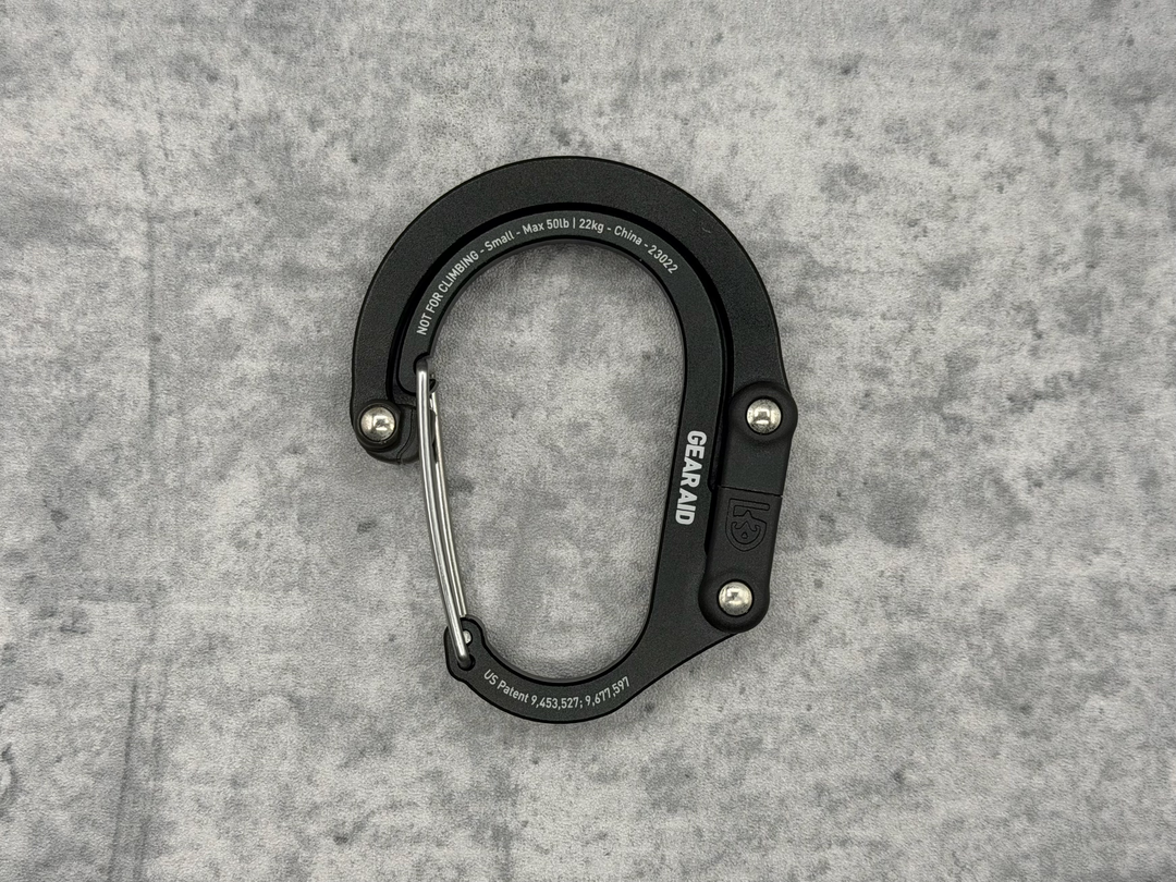 【レビュー】バックパックに常に留めておけるカラビナ型バッグハンガー Heroclip Small はちょっと残念だった