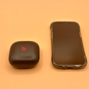 Beats Fit Pro を iPhone 12 mini と並べたところ