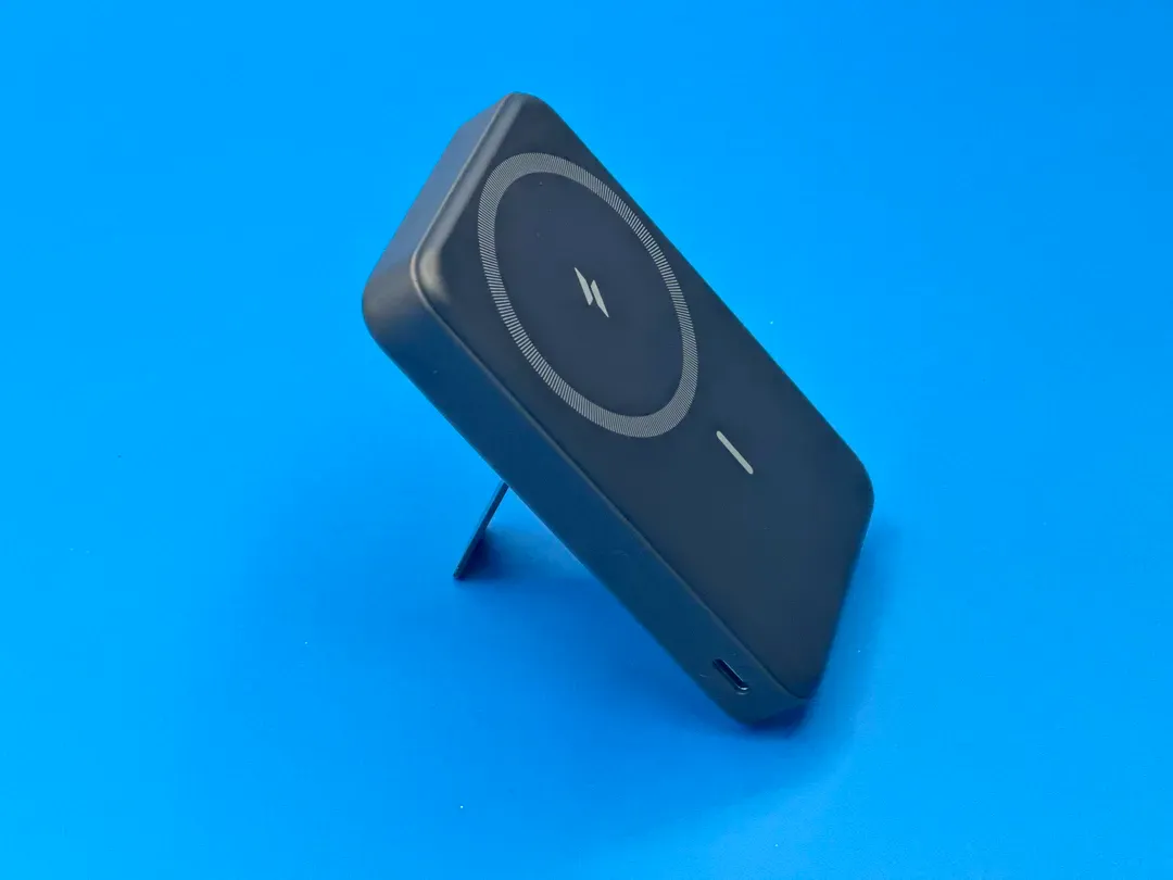 スタンド付きで家ではスマホ充電スタンドとして活躍。サイドにある USB-C ポートもうれしい。