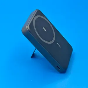 スタンド付きで家ではスマホ充電スタンドとして活躍。サイドにある USB-C ポートもうれしい。