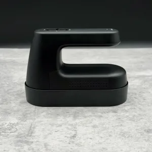 スタンドに収まった『毛玉とるとるプロ』。生活家電では珍しいシンプルなデザイン。