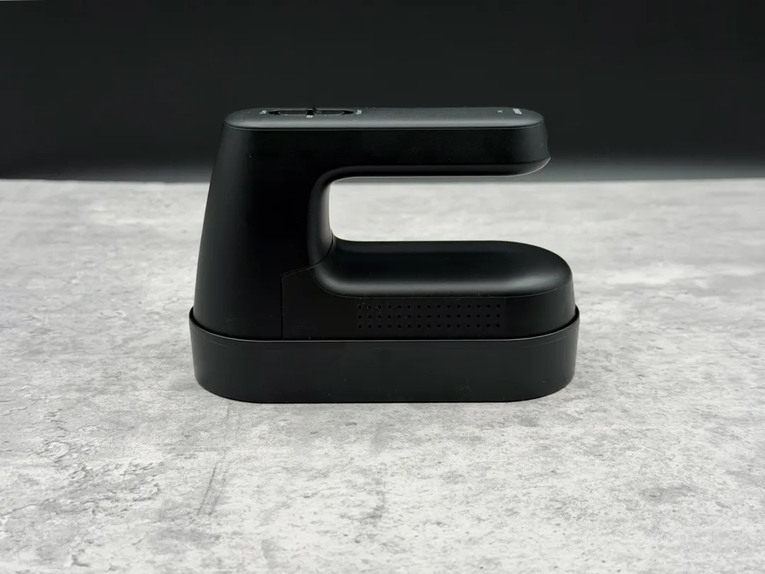 スタンドに収まった『毛玉とるとるプロ』。生活家電では珍しいシンプルなデザイン。