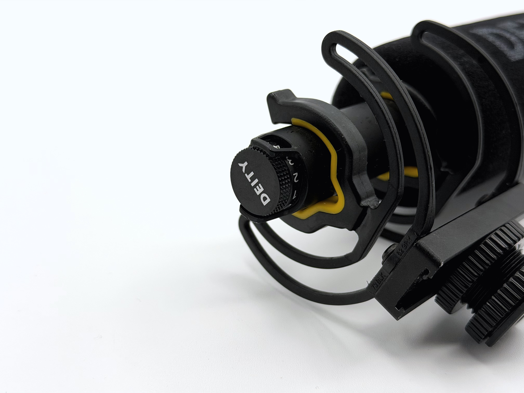 マイク本体の端にはゲイン調整ノブ（ステップレス）がついている