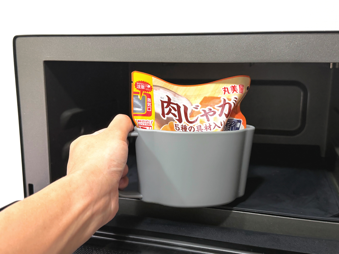 標準的な高さの電子レンジだと、パウチ食品が天井ギリギリに