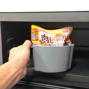 標準的な高さの電子レンジだと、パウチ食品が天井ギリギリに