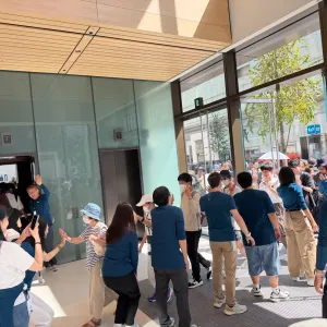 Apple 定番のハイタッチ入場。正直、恥ずかしい。ハイタッチだけでなく、スタッフによるハイテンションな掛け声も。