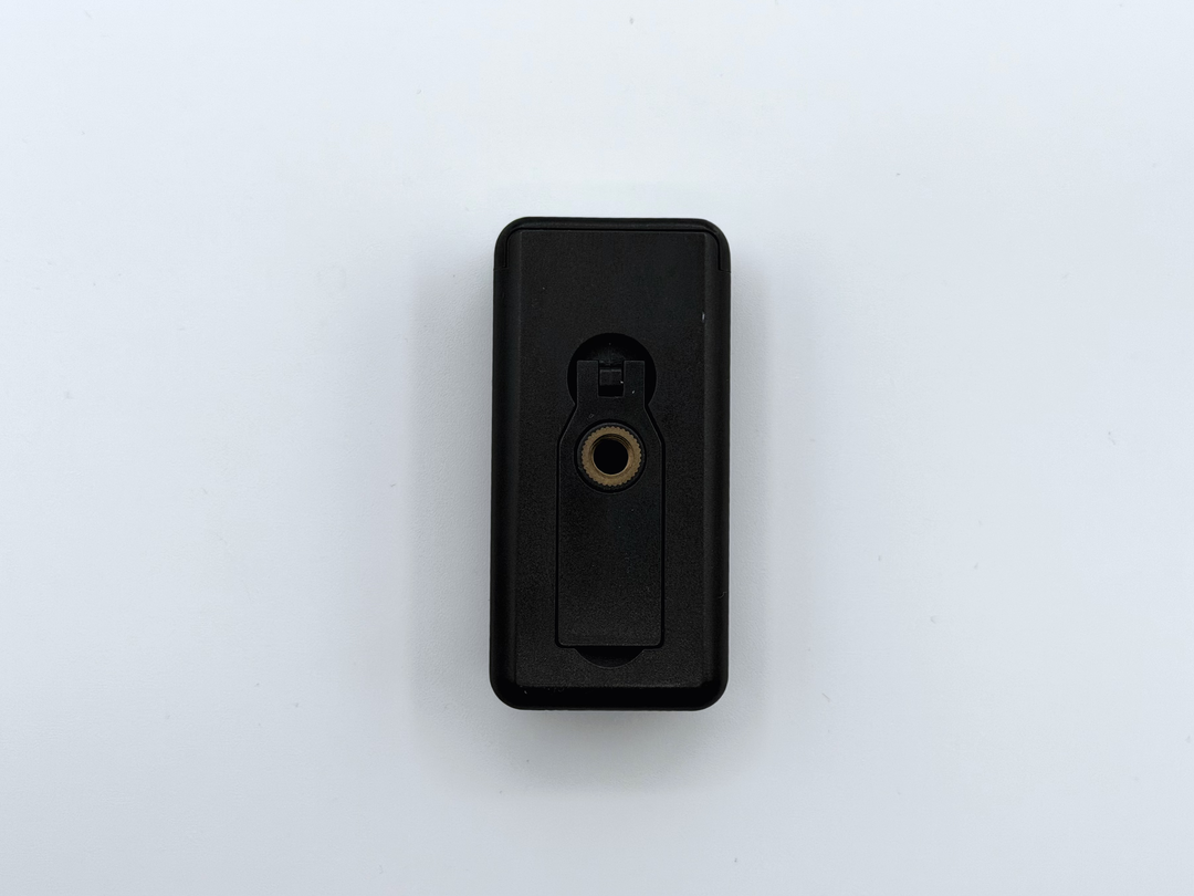 背面にもネジ穴があるため、アームや雲台を真横に向けた三脚などにもつけれます