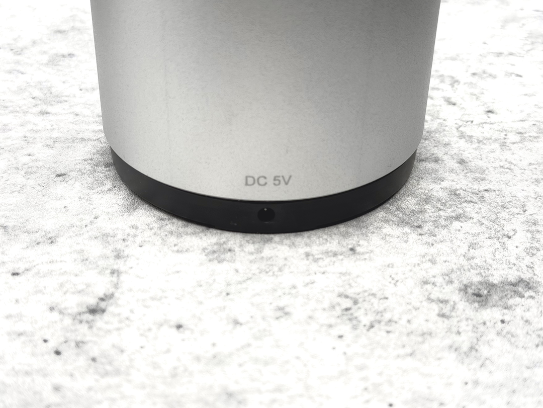 本体側の給電口。DC ジャックを差し込む。