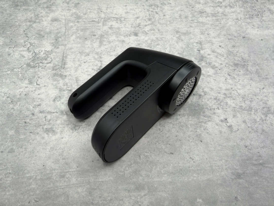 マクセルイズミの『毛玉とるとるプロ』。ミニマルな見た目と USB-C が魅力。