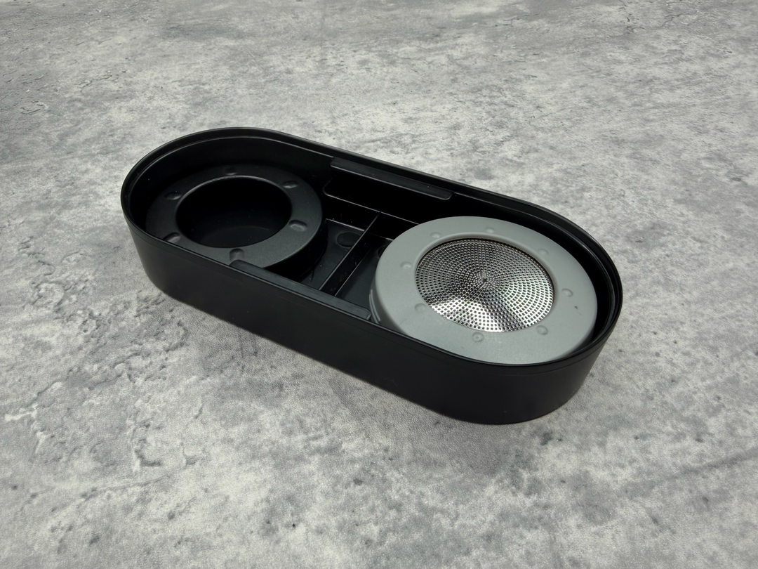 『毛玉とるとるプロ』のベース・スタンド。アタッチメントや外刃を収納できる。