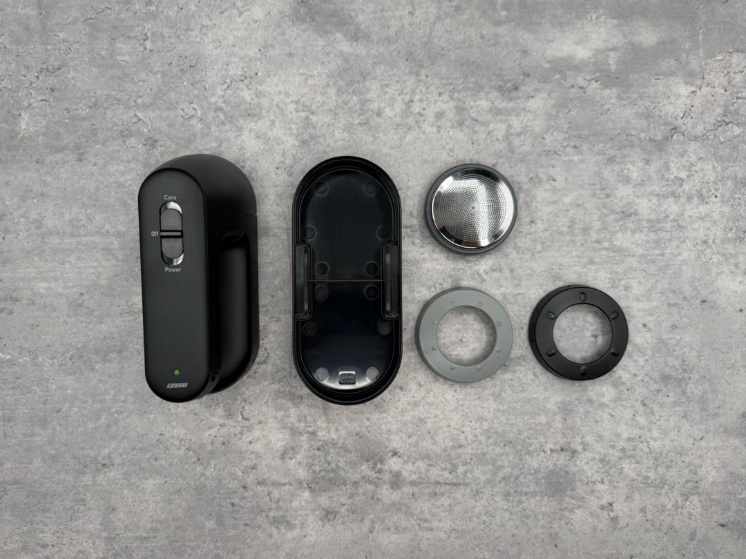 アタッチメントと外刃。それぞれ取り外して付け替える方式。