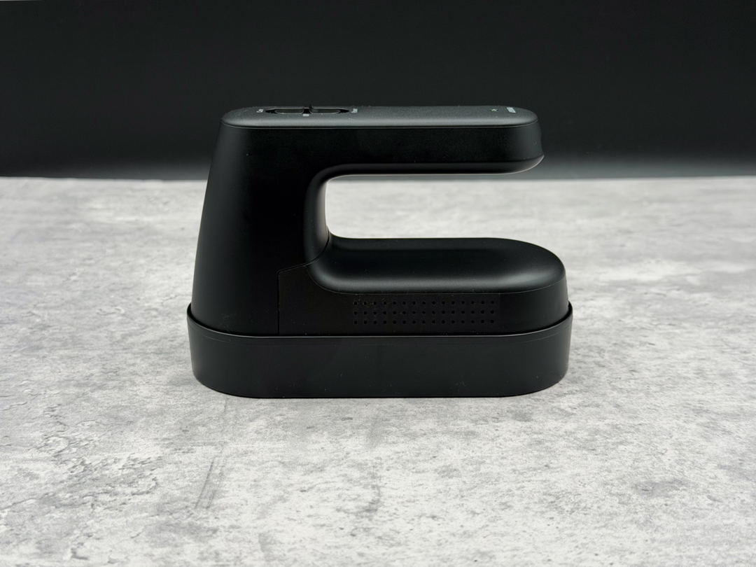 スタンドに収まった『毛玉とるとるプロ』。生活家電では珍しいシンプルなデザイン。