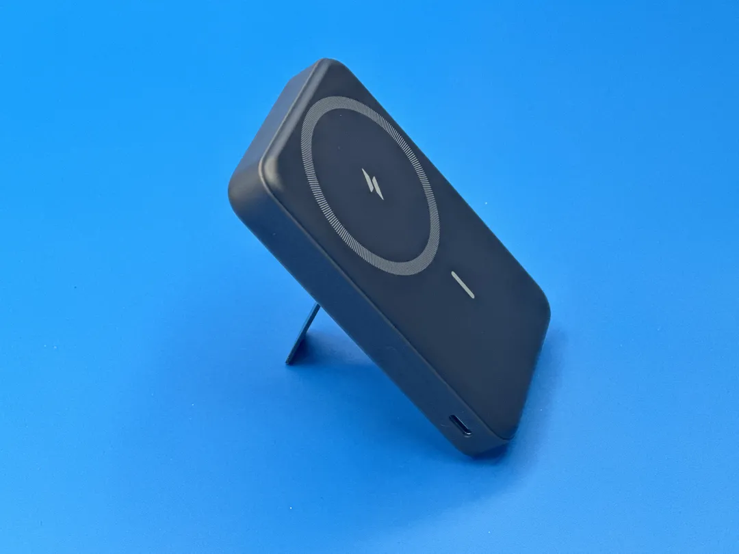 スタンド付きで家ではスマホ充電スタンドとして活躍。サイドにある USB-C ポートもうれしい。